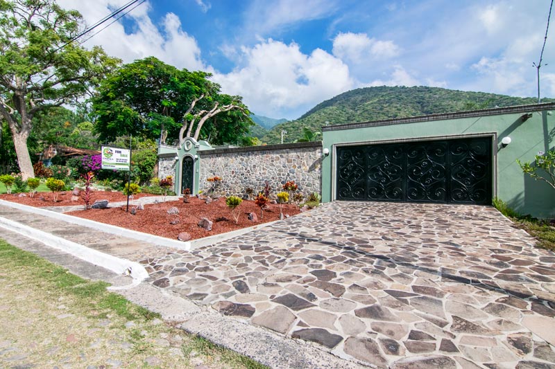 Home for Sale in La Floresta