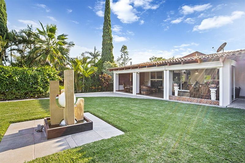 Home For Sale in Vista del Lago
