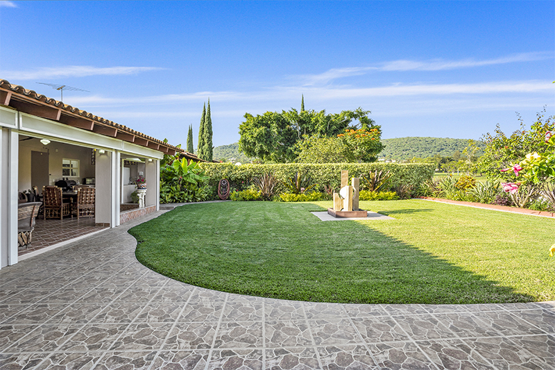 Home For Sale in Vista del Lago