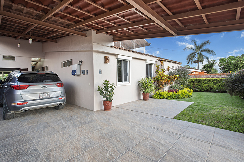 Home For Sale in Vista del Lago
