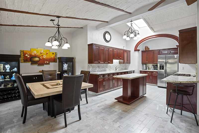 Home For Sale in Vista del Lago