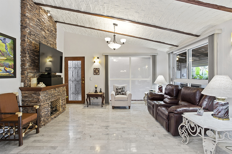Home For Sale in Vista del Lago