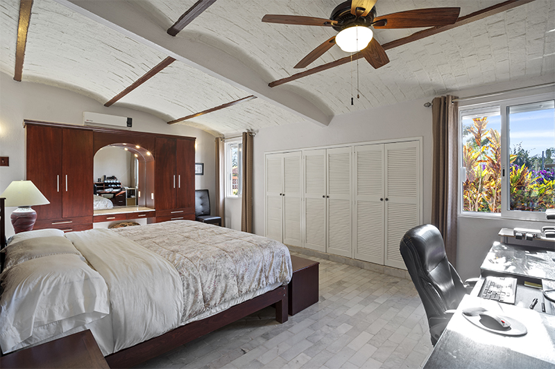 Home For Sale in Vista del Lago