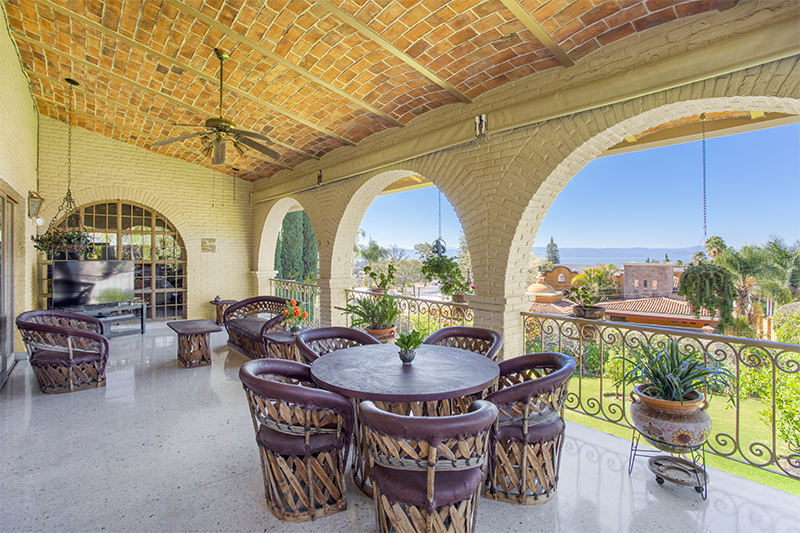 Home For Sale in Vista del Lago
