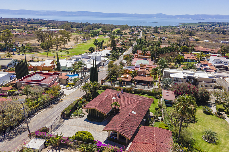 Home For Sale in Vista del Lago
