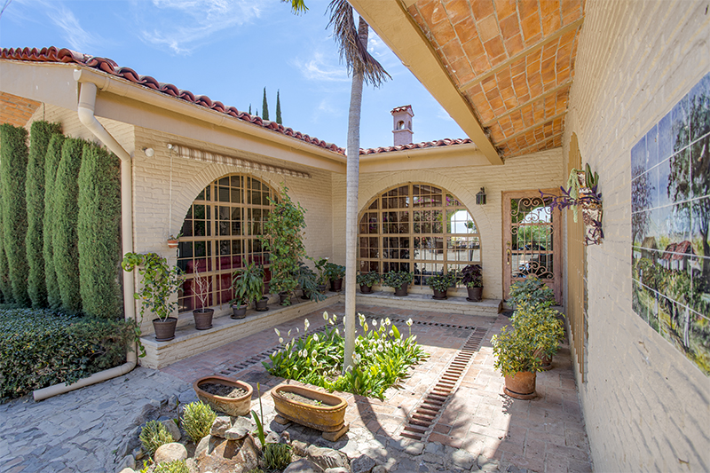 Home For Sale in Vista del Lago