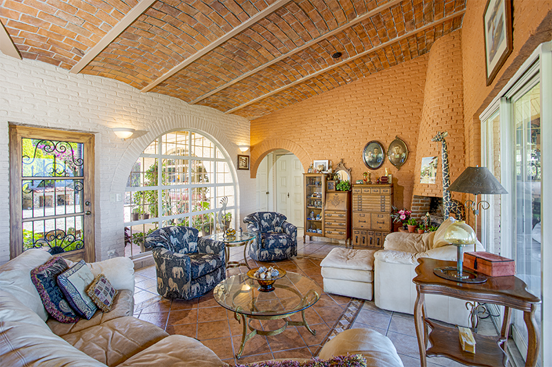 Home For Sale in Vista del Lago