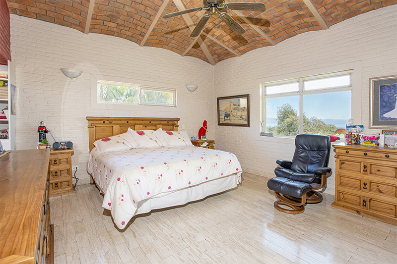 Home For Sale in Vista del Lago